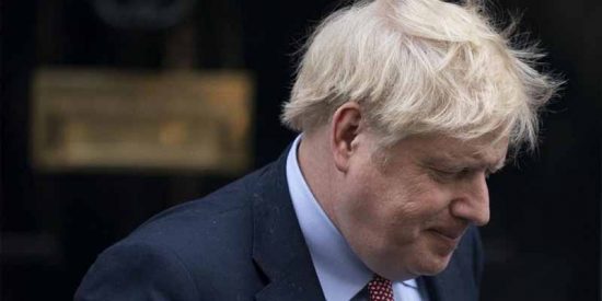 Filtran una polémica foto de Boris Johnson con una botella de champán en Downing Street