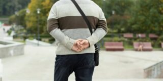 Caminando con las manos a la espalda