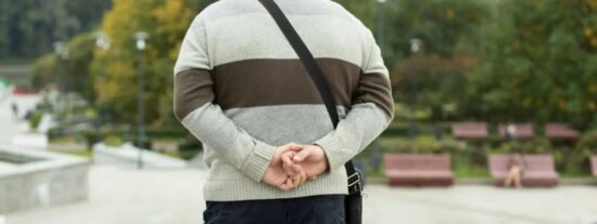 Caminando con las manos a la espalda