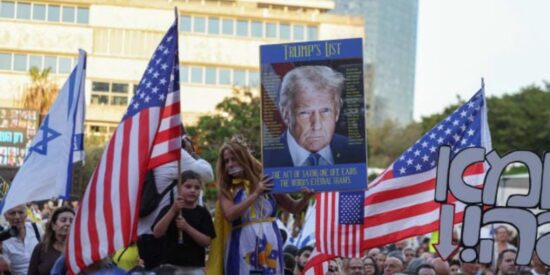 Manifestantes israelíes con pancartas de Trump