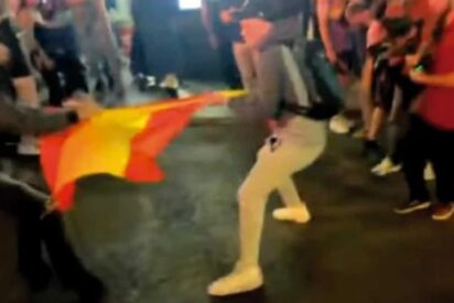 Manifestantes pro-Gaza ultrajan en Madrid la bandera de España ante la Policía