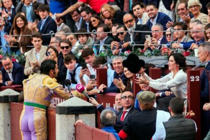 Morante brinda el toro a Ayuso y enciende la tarde madrileña